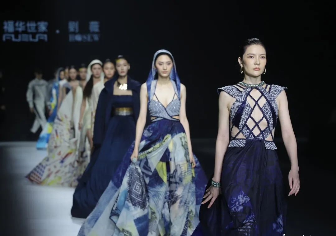 “踏歌而行” 福華世家·ROSEW劉薇科技功能時裝發布